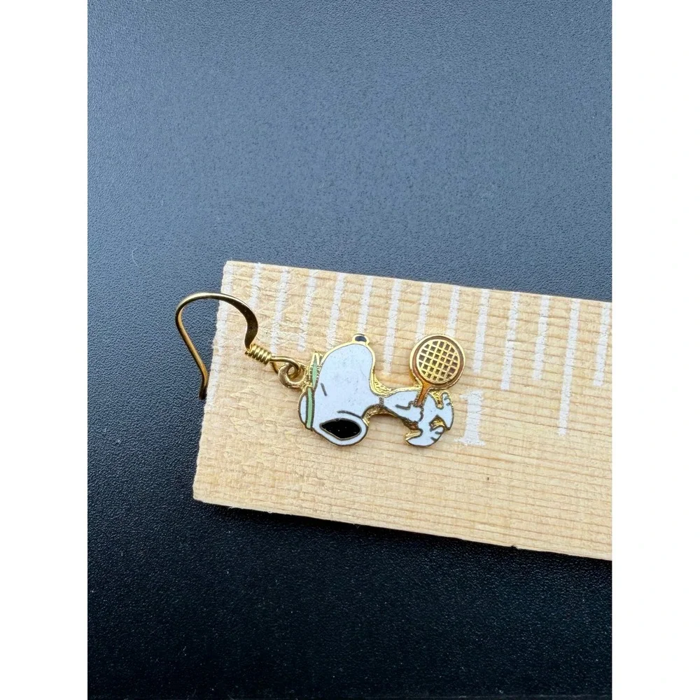 Aviva Taiwan Peanuts Snoopy Tennis Earrings Gold Tone Vintage Enamel READ